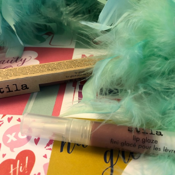 Stila Lip Glaze in Berry (New!) - Picture 3 of 7